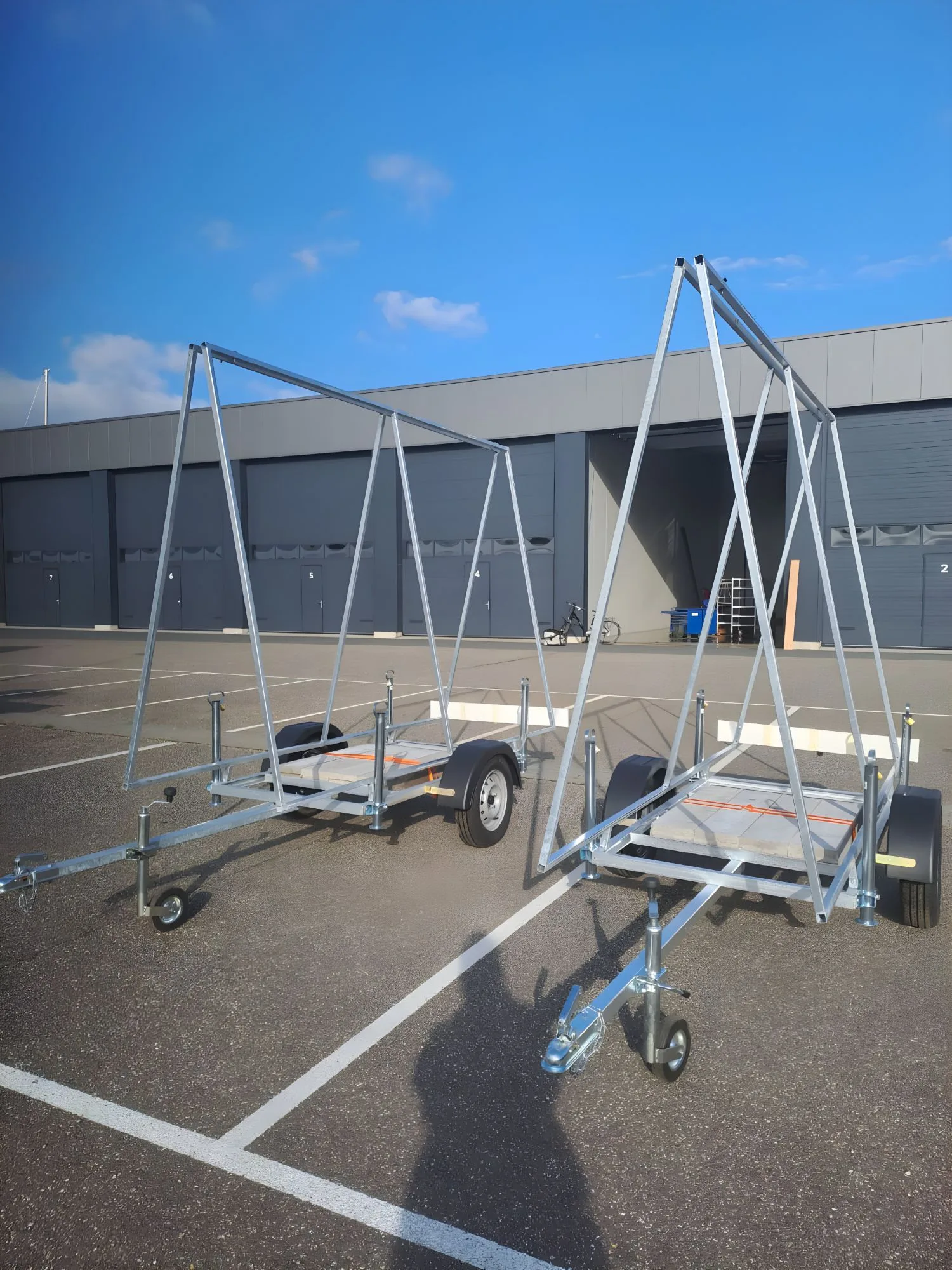 Twee thermisch verzinkte steigeraanhangwagens van PardyTec op het terrein bij de werkplaats