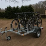 Fietsenaanhanger van PardyTec met meerdere fietsen in verstelbare wielgoten