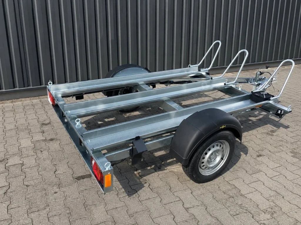 Thermisch verzinkte motoraanhanger met verstelbare motorgoten en wielklemmen