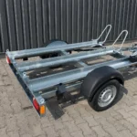 Thermisch verzinkte motoraanhanger met verstelbare motorgoten en wielklemmen