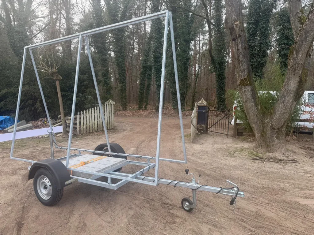 Reclameaanhangwagen met verzinkt frame voor een doek van 3 bij 2 meter