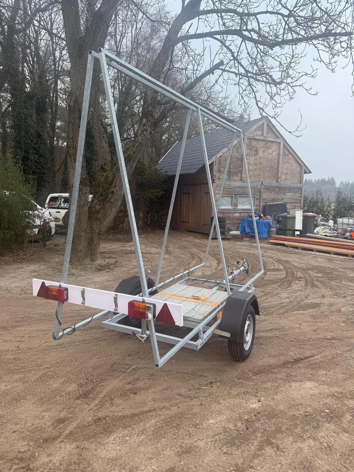 Reclameaanhangwagen van opzij, met het lege frame opgeklapt