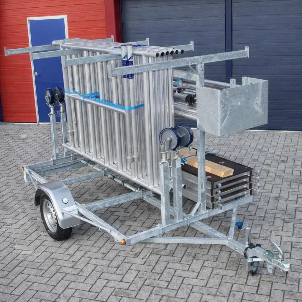 Steigeraanhangwagen van PardyTec, geladen met een complete rolsteiger