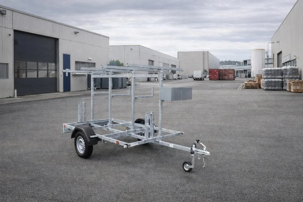 Leeg verzinkt chassis van de steigeraanhangwagen met opbouwrek en neuswiel op het bedrijventerrein
