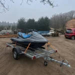Waterscooteraanhanger van PardyTec met handlier, geladen met een waterscooter