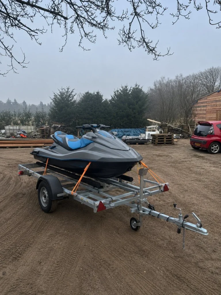 Waterscooteraanhanger van PardyTec met handlier, geladen met een waterscooter