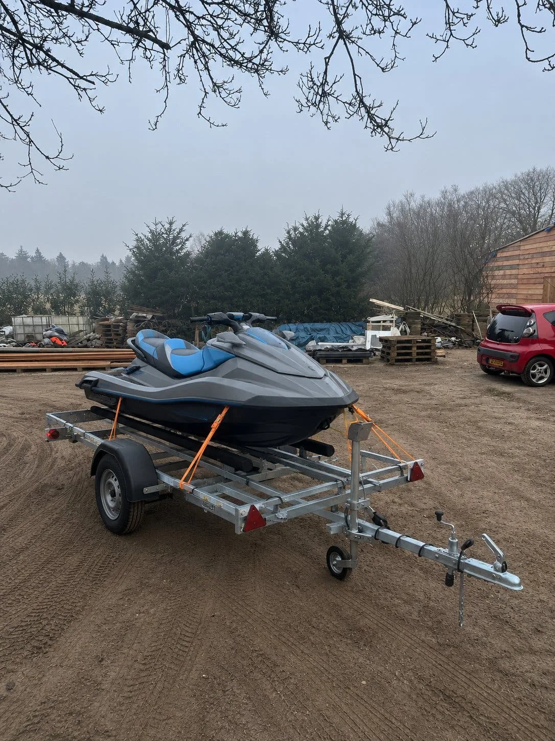 Waterscooteraanhanger van PardyTec met handlier, geladen met een waterscooter
