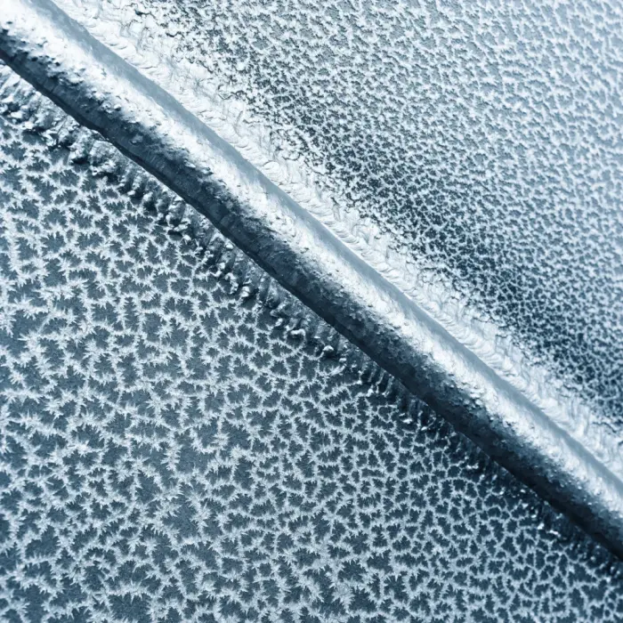 Detail van thermisch verzinkt staal met een gelaste hoeknaad